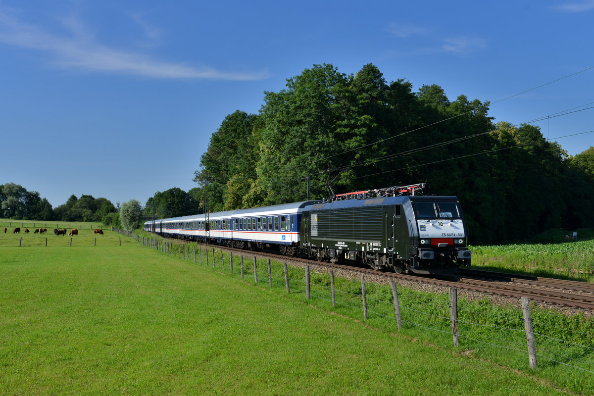 189 841 mit einem Meridian-Ersatzzug am 07.07.2016 bei Vogl. 