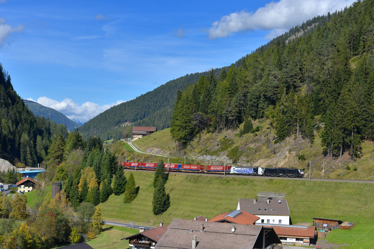 189 843 + 193 771 mit TEC 43139 am 07.10.2017 bei St. Jodok am Brenner. 