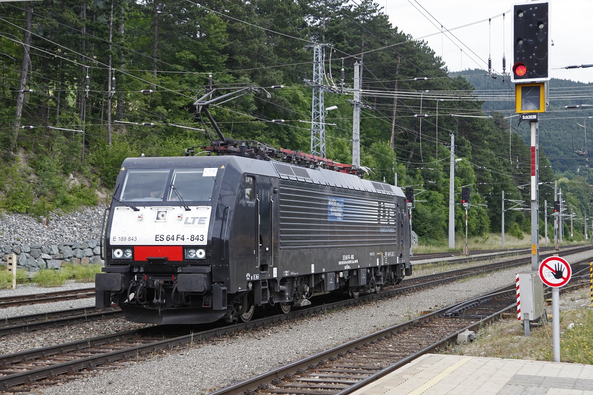189 843 fährt am 19.06.2014 als Lokzug durch den Bahnhof Payerbach - Reichenau.