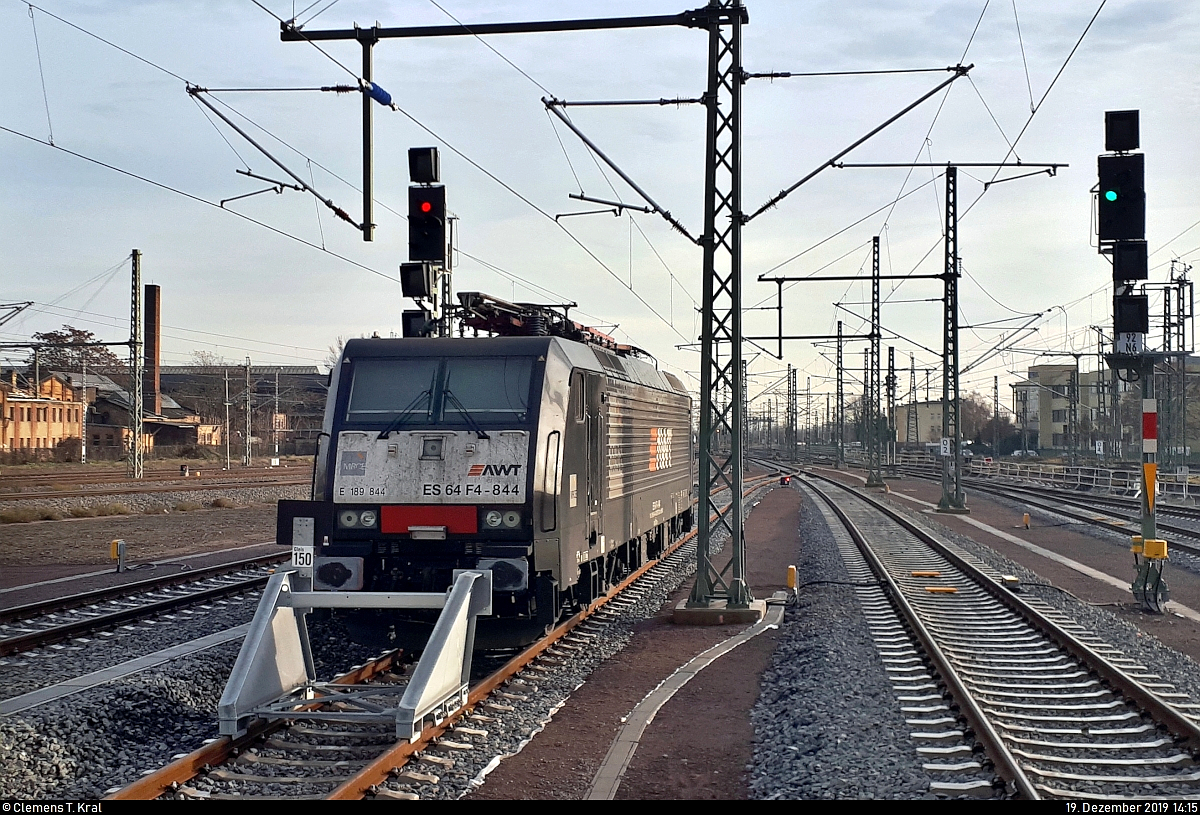 189 844-4 (Siemens ES64F4–844) der Mitsui Rail Capital Europe GmbH (MRCE), vermietet an PKP Cargo International a.s., noch mit Logo der ehemaligen Advanced World Transport a.s. (AWT), ist in Halle(Saale)Hbf auf dem neuen Stumpfgleis 150 abgestellt.
Aufgenommen am Ende des Bahnsteigs 6/7.
(Smartphone-Aufnahme)
[19.12.2019 | 14:15 Uhr]