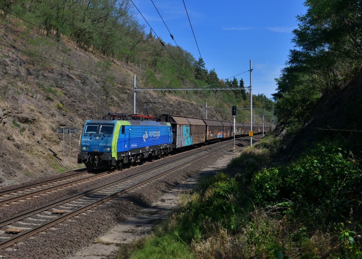 189 846 mit einem Schiebewandwagenzug am 26.08.2015 bei Tynec nad Labem. 