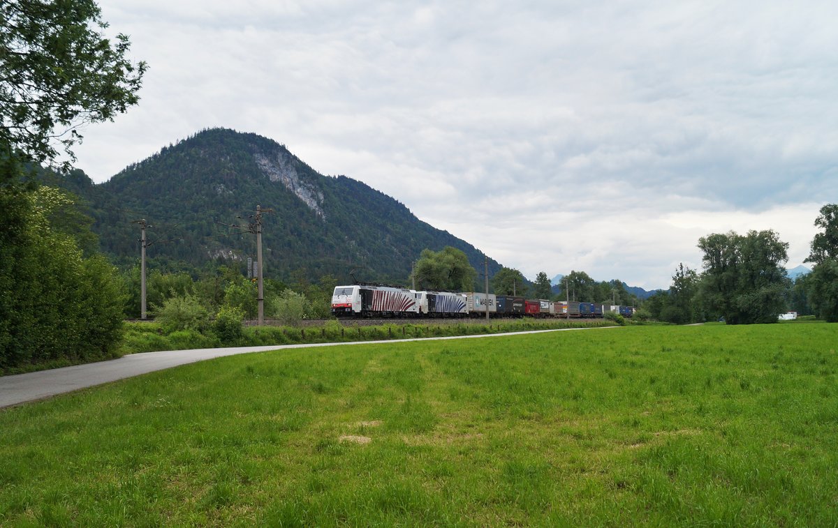189 901 + 917 brachten am 30.05.2020 einen KLV- und Containerzug bei Schaftenau Richtung Italien. 