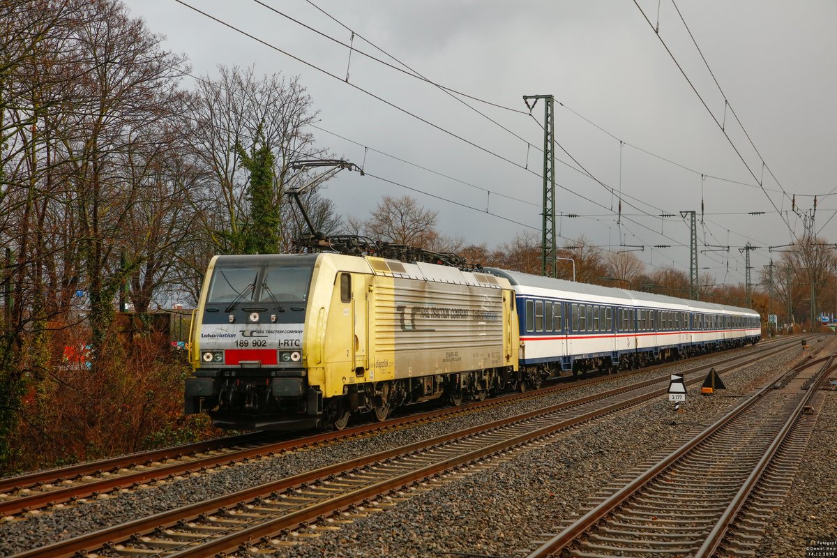 189 902 Lokomotion mit Advents RE1 Verstärker in Düsseldorf Oberbilk, am 14.12.2019.
Gruß an den Tf!