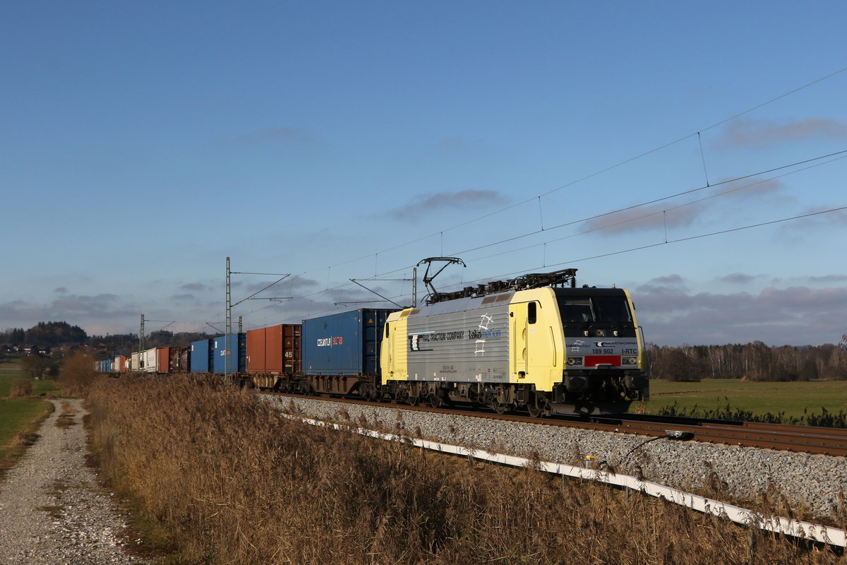 189 902 mit einem Containerzug aus München kommend am 24. November 2020 bei Bernau am Chiemsee.
