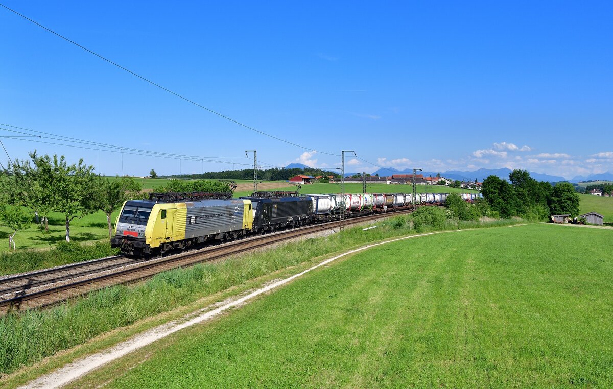 189 903 + 189 938 mit DGS 41854 am 16.06.2021 bei Amersberg. 