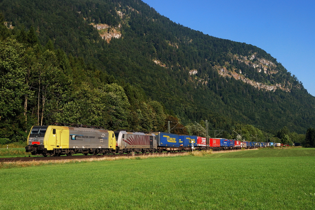189 903 und 186 284 (Lokomotion) mit KLV-Zug vor Niederaudorf (22.08.2013)