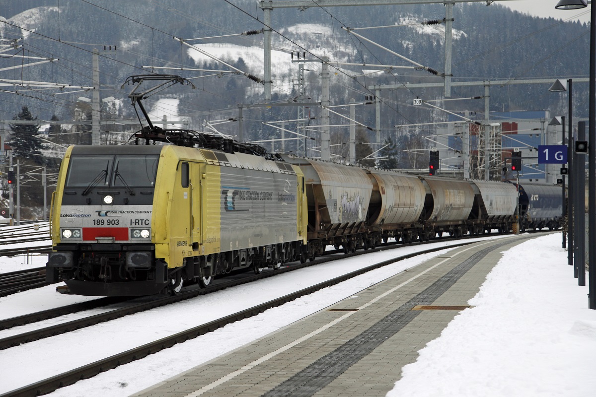 189 903 fährt am 4.02.2015 mit einem Güterzug durch Bruck an der Mur.