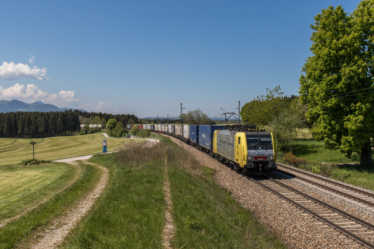 189 903 mit dem 41857 am 8. Mai 2016 bei Grabenstätt.