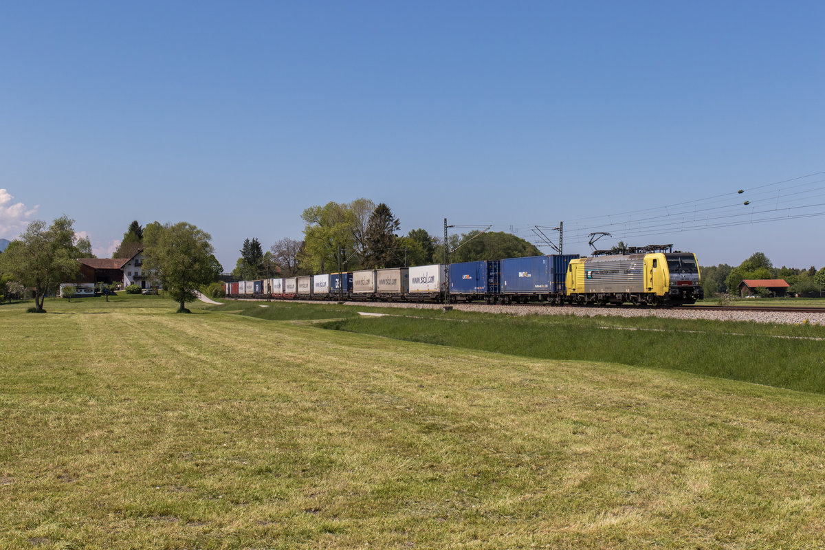 189 903 mit dem 41857 am 8. Mai 2016 bei Übersee.