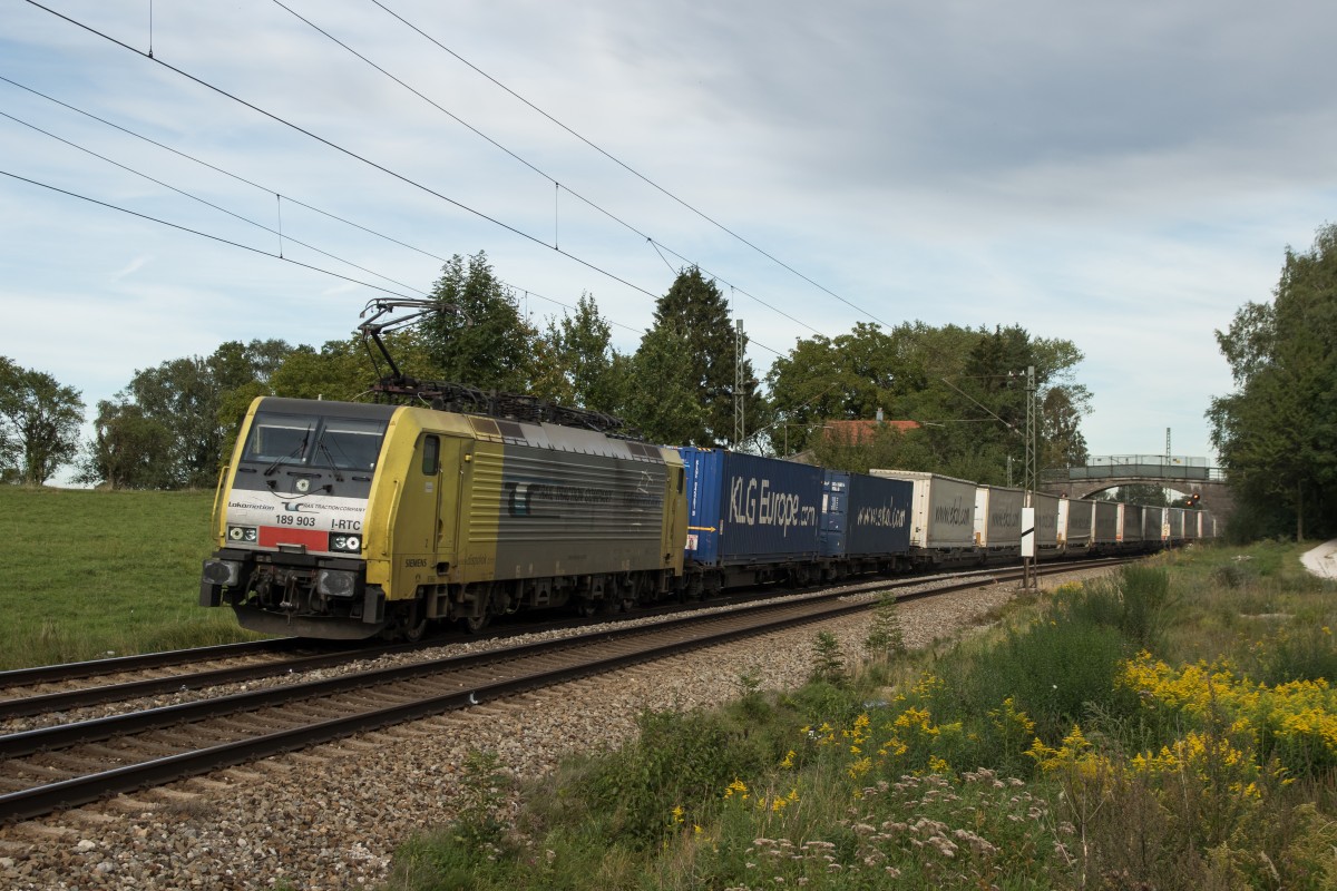 189 903 mit einem EKOL am 16. September 2015 bei Übersee.