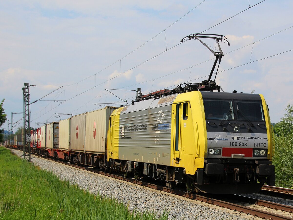 189 903 von der RTC neigt sich am 12.06.2021 bei Bernau in den Kurveneingang.