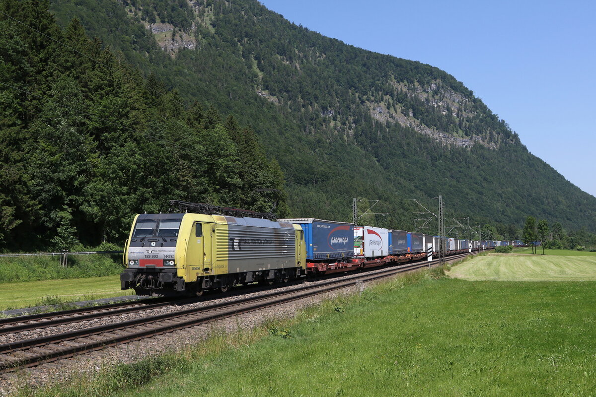 189 903 war mit einem  KLV  bei Niederaudorf in Richtung Kufstein unterwegs.