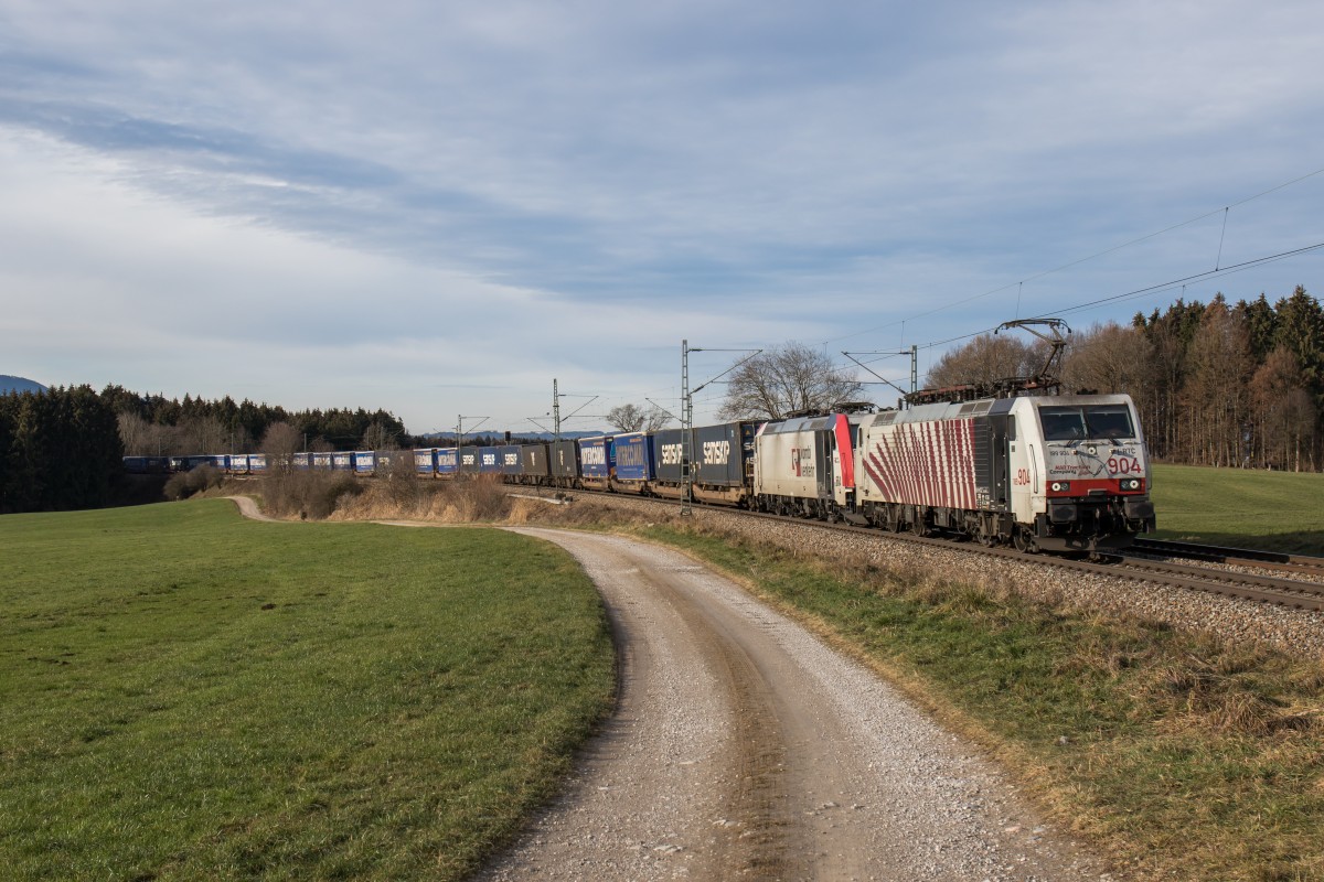 189 904 und 185 664 von Lokomotion mit dem 41851 am 12. Dezember 2015 bei Grabenstätt.