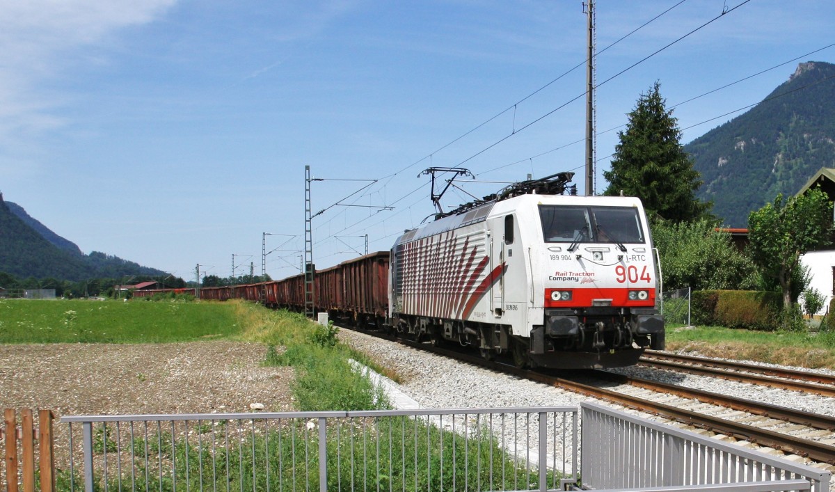 189 904-6 von Lokomotion ist am 26.7.2015 mit dem täglichen Schrottzug nach Italien unterwegs. Hier am ehemaligen BÜ Niederaudorf, der durch eine Unterführung ersetzt wurde.