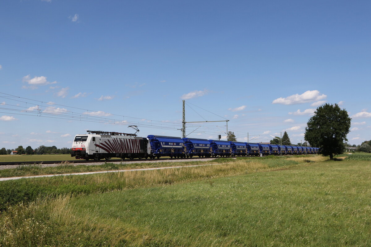 189 904 von  LOKOMOTION  mit einem Getreidezug aus Salzburg kommend am 4. Juli 2026 bei �bersee am Chiemsee.