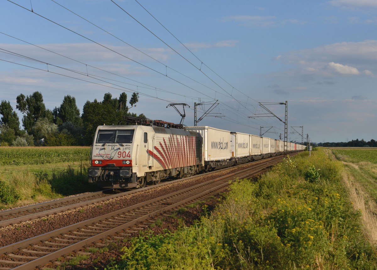 189 904 mit einem umgeleiteten Ekol-KLV am 14.08.2013 bei Plattling.