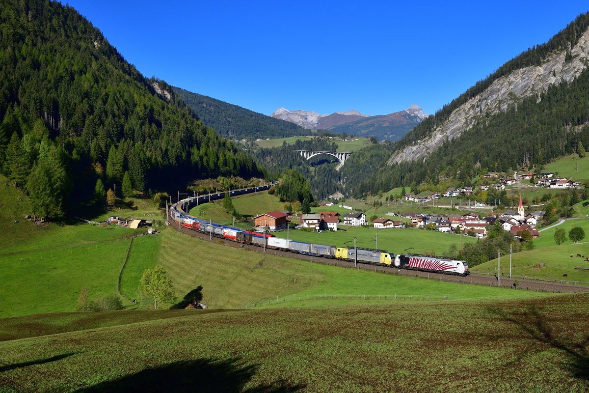 189 905 + 189 903 mit TEC 43136 am 12.10.2019 bei St. Jodok am Brenner.