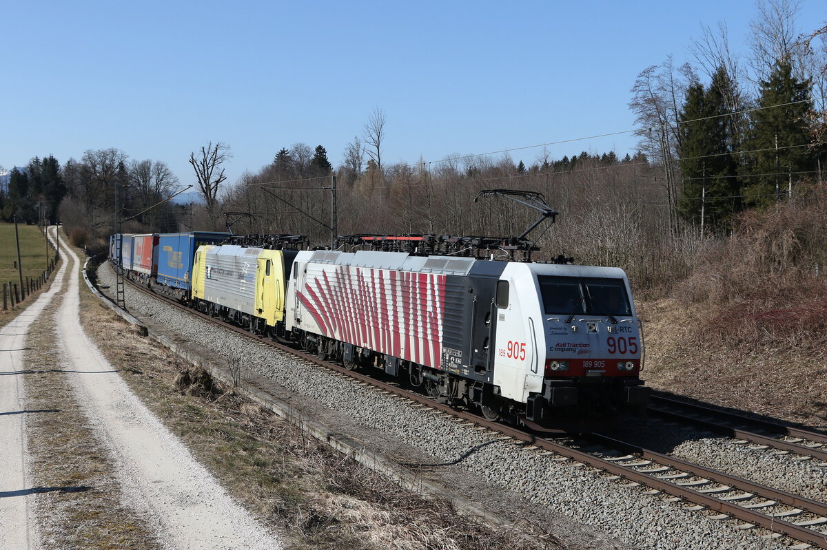 189 905 und 189 903 mit einem  KLV  aus München kommend am 3. März 2022 bei Grabenstätt im Chiemgau.
