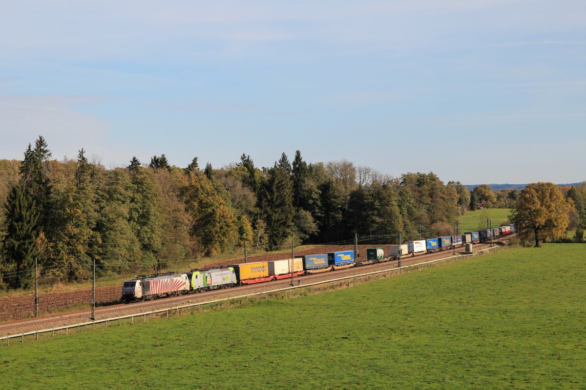 189 905 und eine 486 von BLS fahren mit einem Umleiter-KLV durch das Chiemgau in Richtung Rosenheim, Wessen am 1. November 2014.