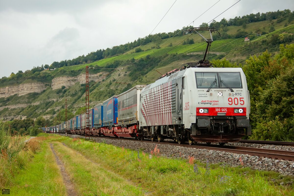 189 905 Lokomotion mit KLV in Thüngersheim, August 2021.