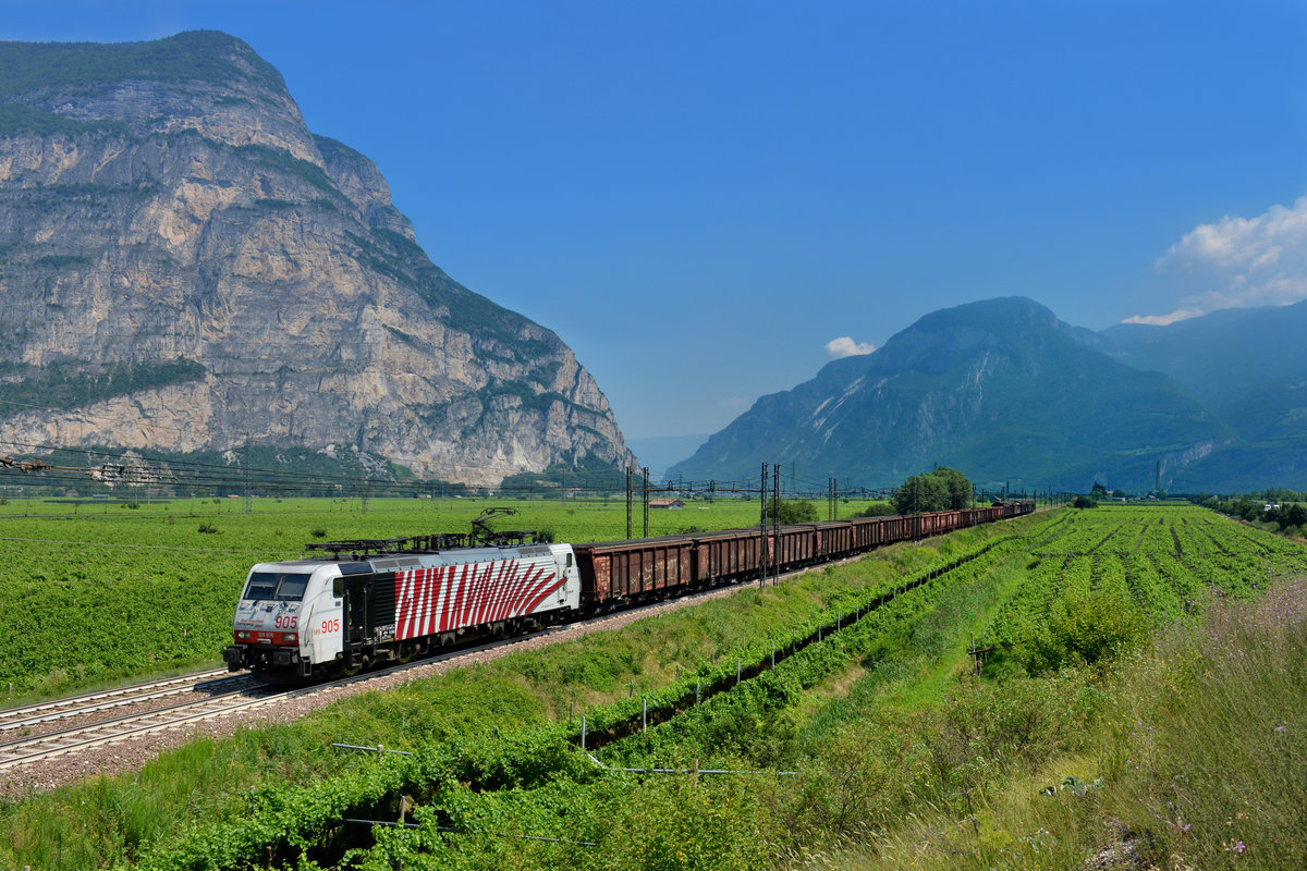 189 905 mit einem Güterzug am 20.07.2016 bei Salurn. 