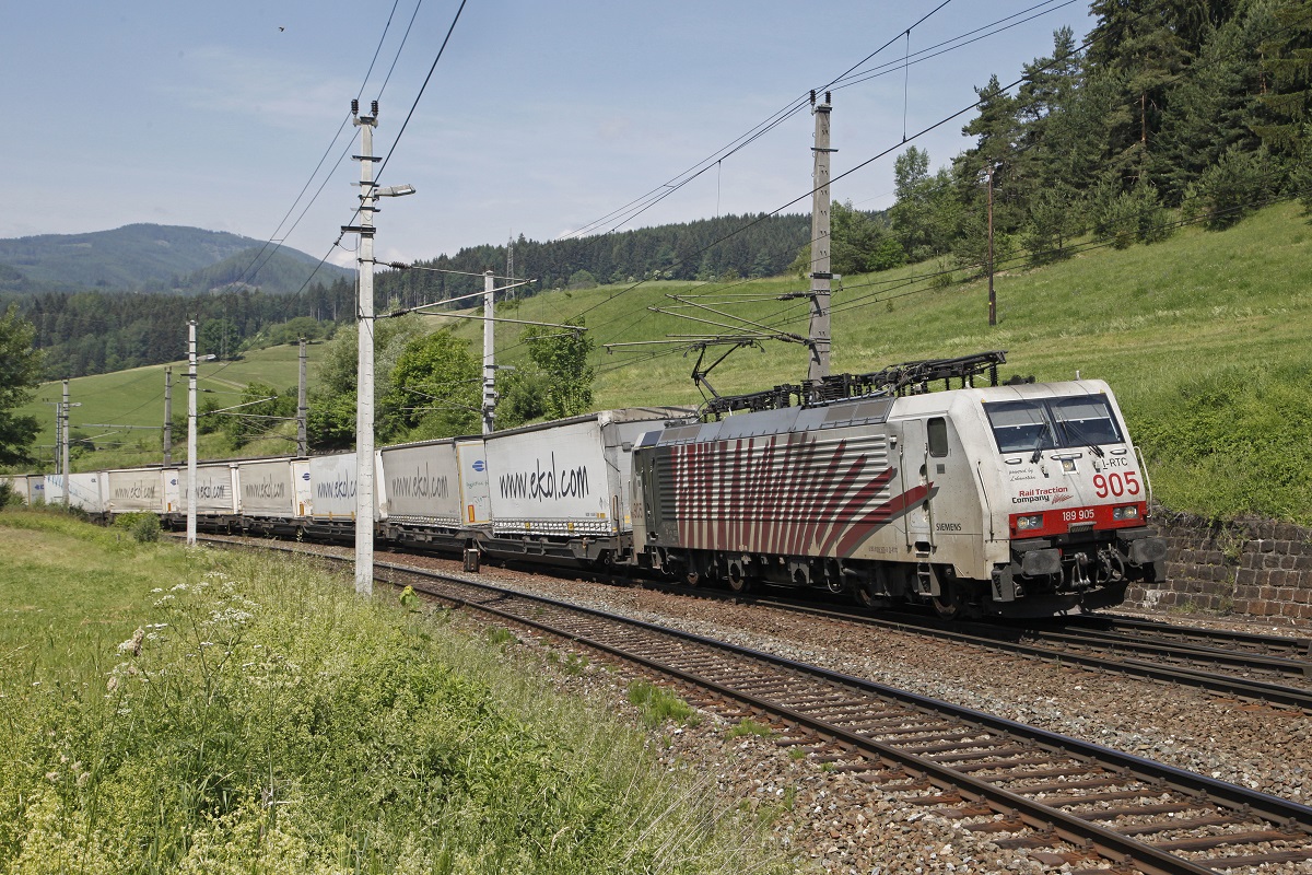 189 905  mit Güterzug bei St.Michel am 8.06.2015.