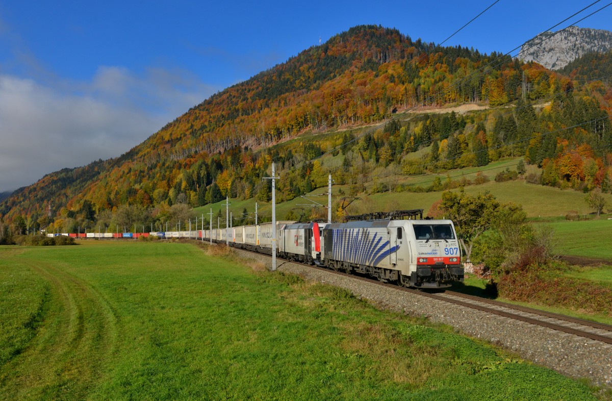 189 907 + 185 664 mit DGS 41853 am 24.10.2015 bei Weißenbach. 