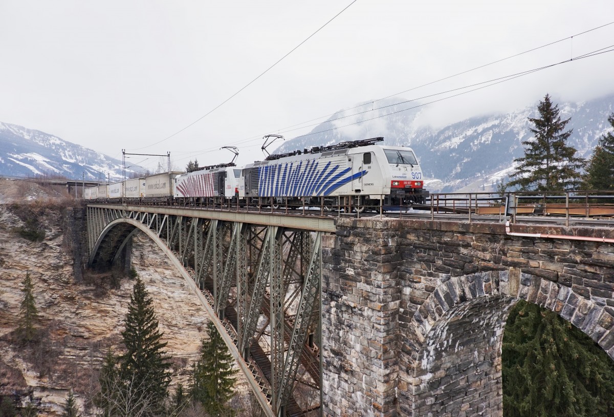 189 907-9 von Lokomotion + 189 904 der RTC mit dem Ekol unterwegs in Richtung Trieste, am 13.3.2016 beim Überqueren der Angerschluchtbrücke.