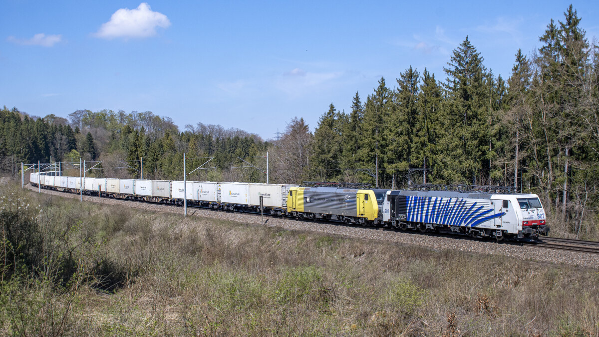 189 907 und 903 sind bei Lorenzenberg unterwegs in Richtung Rosenheim, aufgenommen am 20.04.2022.