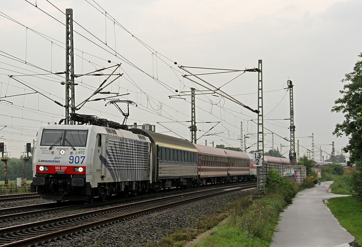 189 907 am EE Autoreisezug nach Verona bei Porz Wahn am 11.08.2017