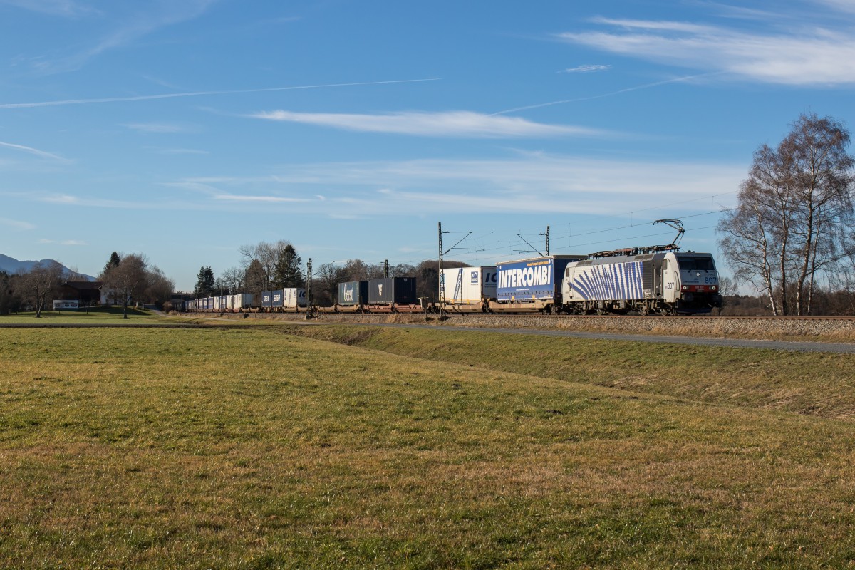 189 907 von Lokomotion mit dem 41851 am 22. Dezember 2015 bei Übersee.