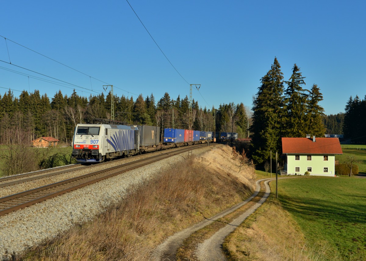 189 907 mit DGS 41850 am 24.12.2015 bei Ufering. 