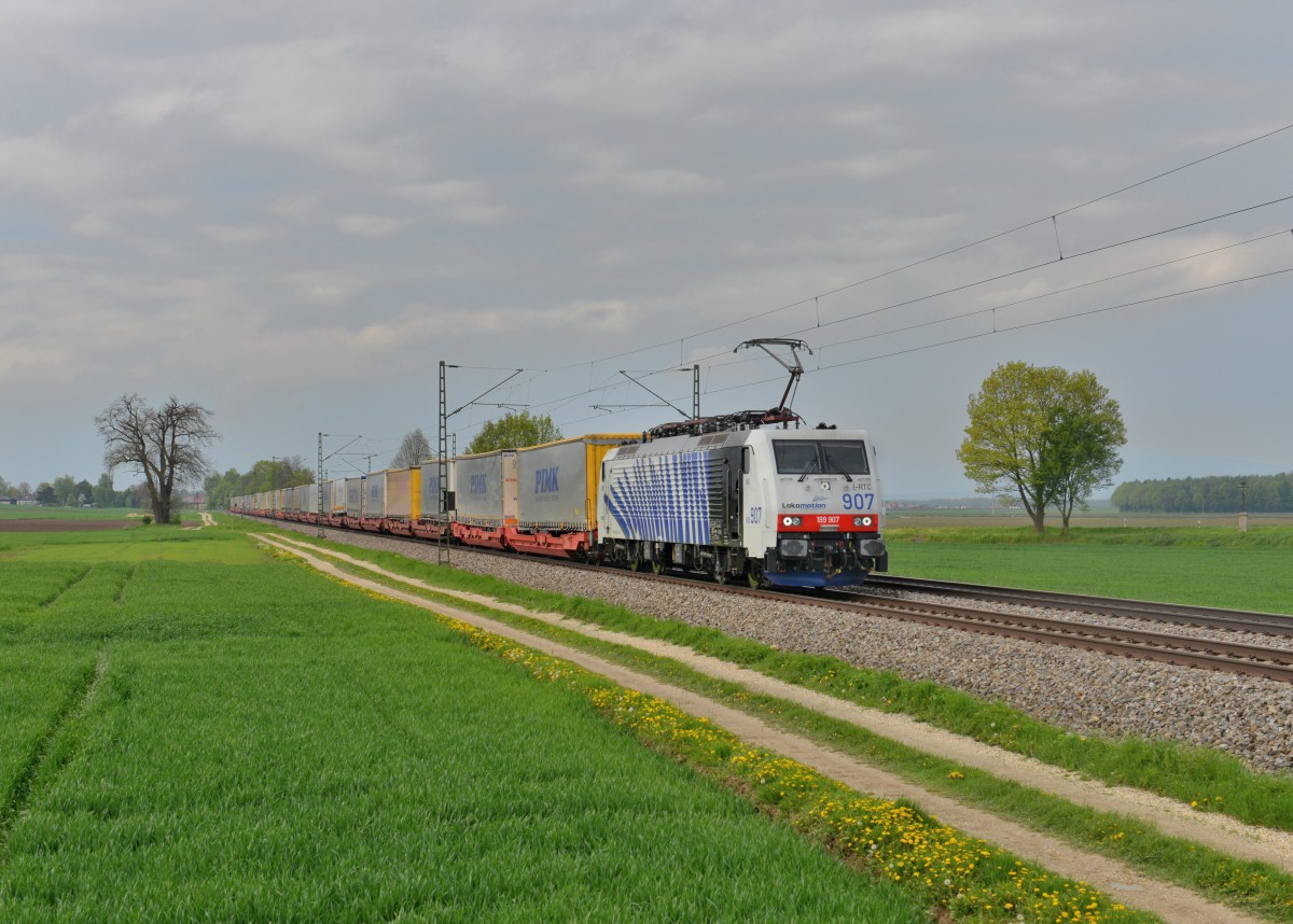 189 907 mit einem KLV am 02.05.2015 bei Langenisarhofen. 