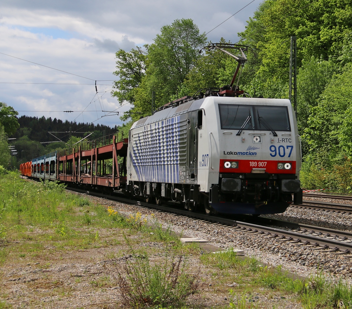 189 907 mit leeren Autotransportwagen in Fahrtrichtung München. Aufgenommen am 07.05.2015 in Aßling.