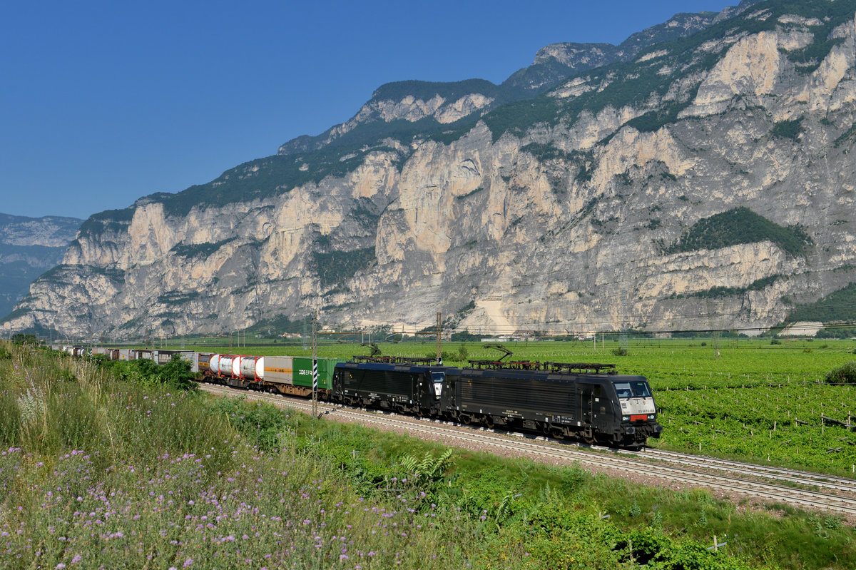 189 908 + 189 935 mit einem KLV am 09.07.2016 bei Salurn.