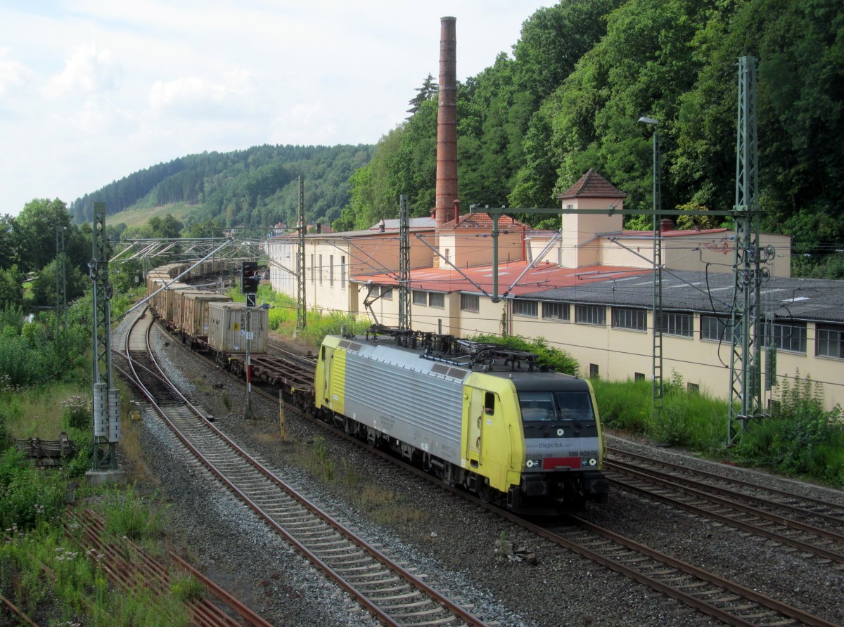 189 909 von Dispolok / TX Logistik zieht am 02. August 2014 einen Containerzug durch Kronach in Richtung Saalfeld.