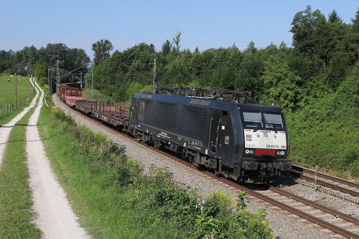 189 909 von  MRCE  mit einem gemischten Güterzug auf dem Weg nach Freilassing. Aufgenommen am 17. August 2023 bei Sossau im Chiemgau.