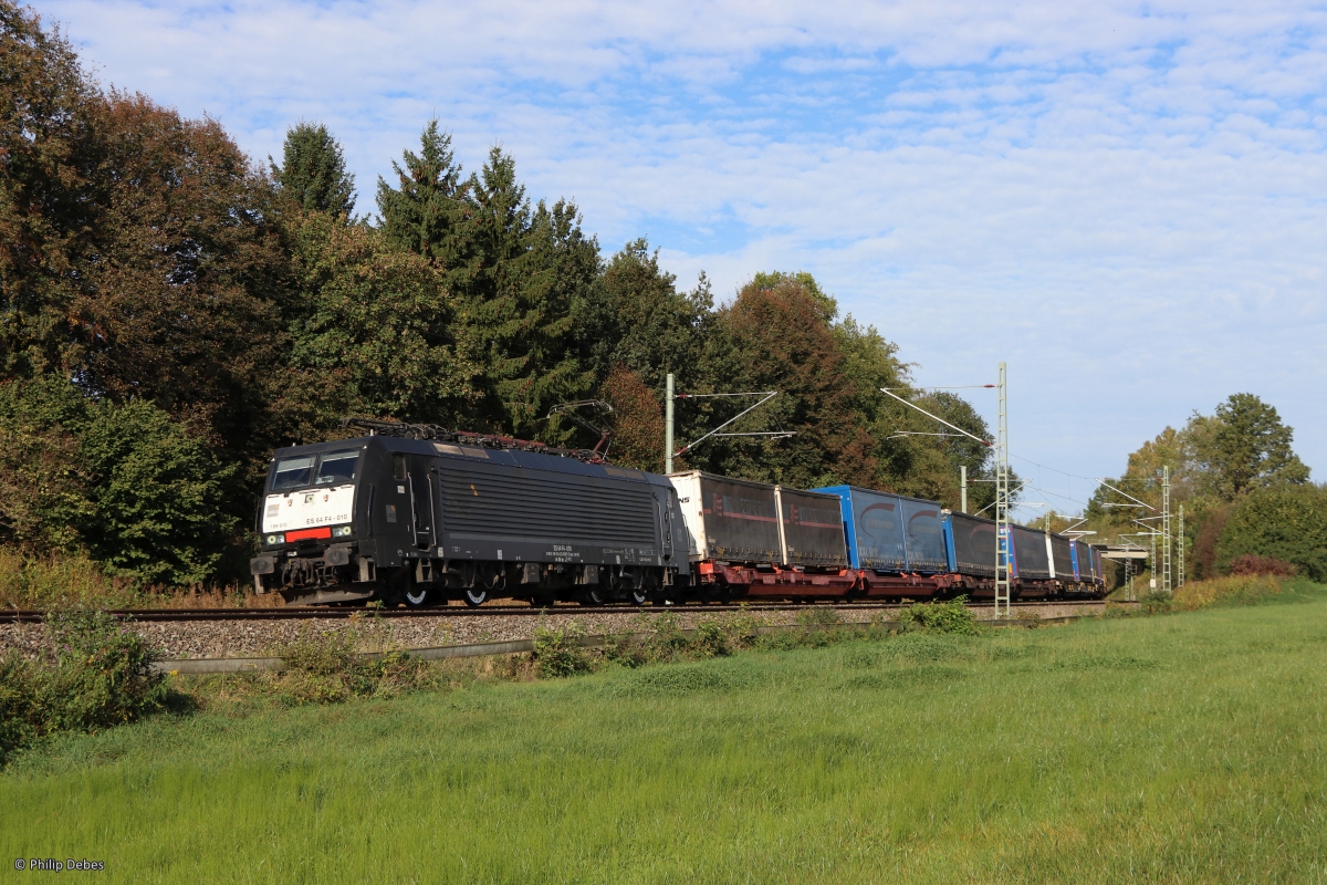 189 910-3 (MRCE ES 64 F4 - 010 / vmtl. Lokomotion) mit einem Güterzug in Ostermünchen, 12. Oktober 2023
