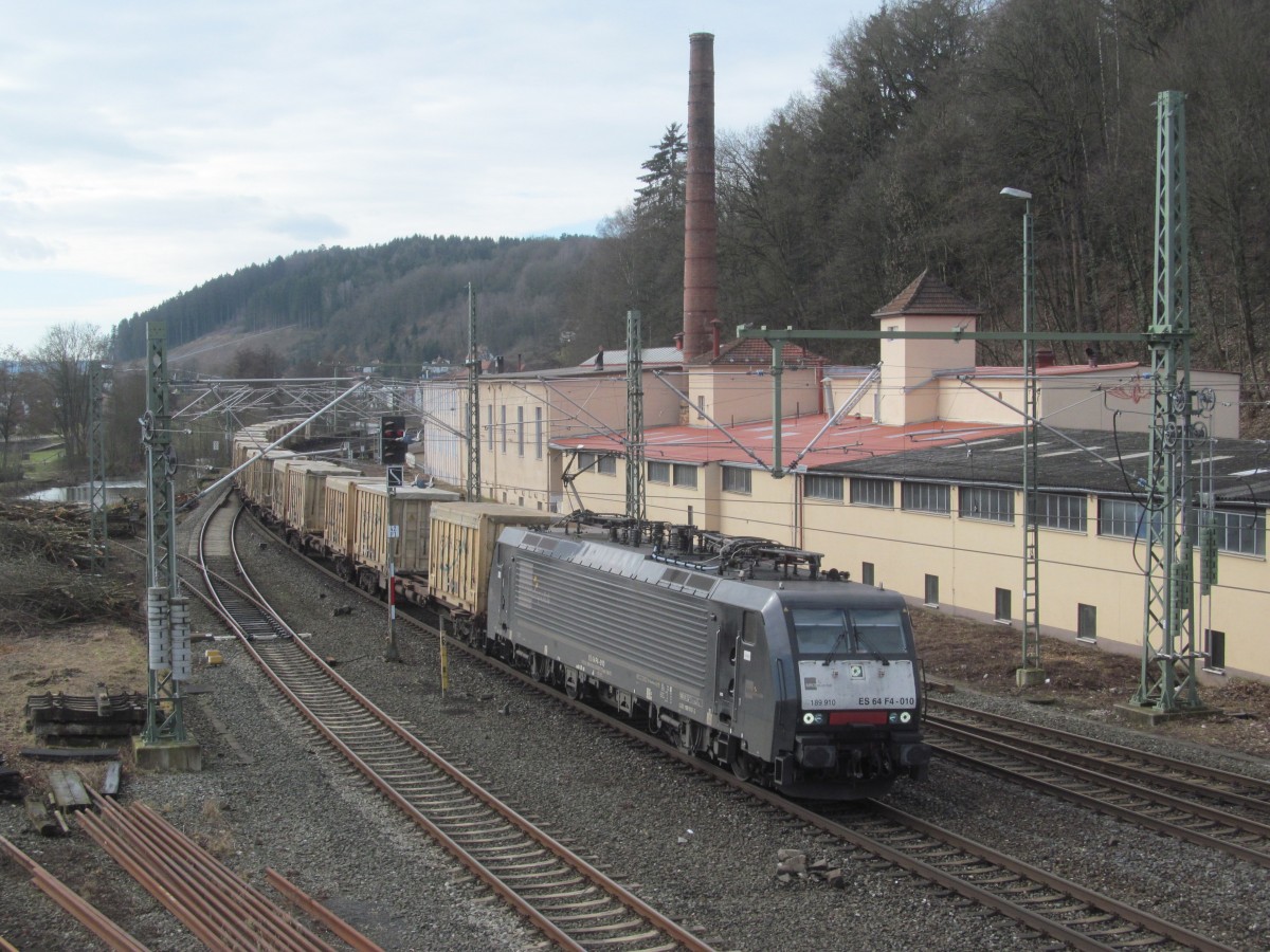 189 910 von MRCE zieht am 22. Februar 2014 einen Containerzug durch Kronach in Richtung Saalfeld.