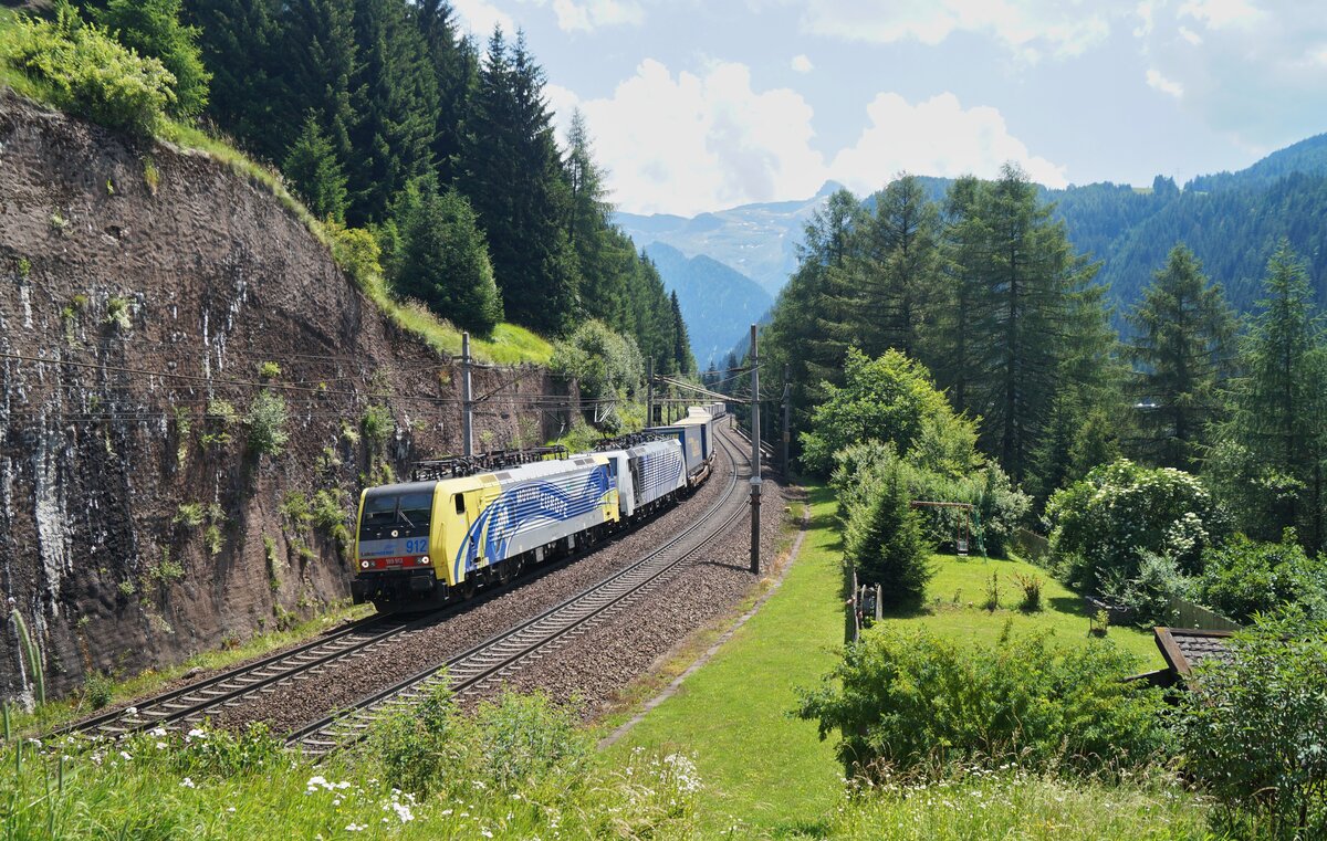 189 912 + 189 914 brachten am 10.07.2020 einen aus Italien kommenden KLV-Zug bei Gries am Brenner Richtung Innsbruck hinab.