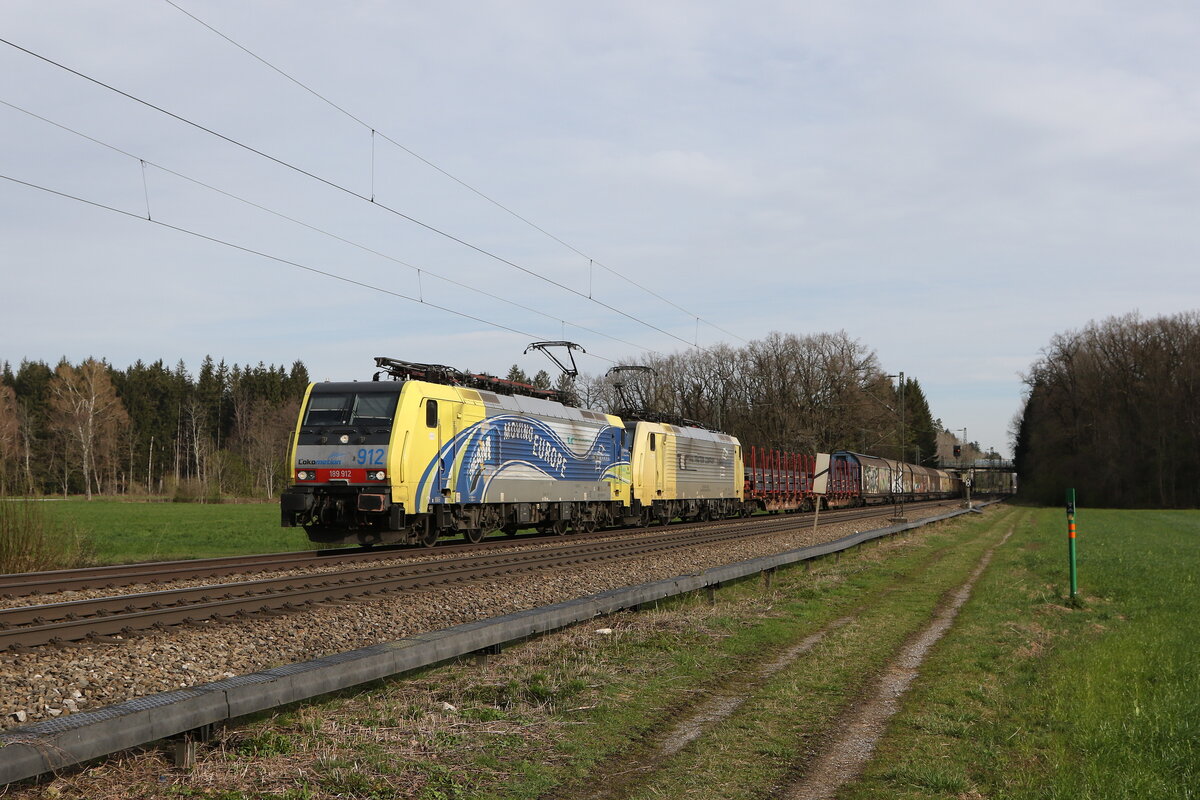 189 912 und 189 902 mit einem gemischten Güterzug aus München kommend am 26. März 024 bei Brannenburg im Inntal.