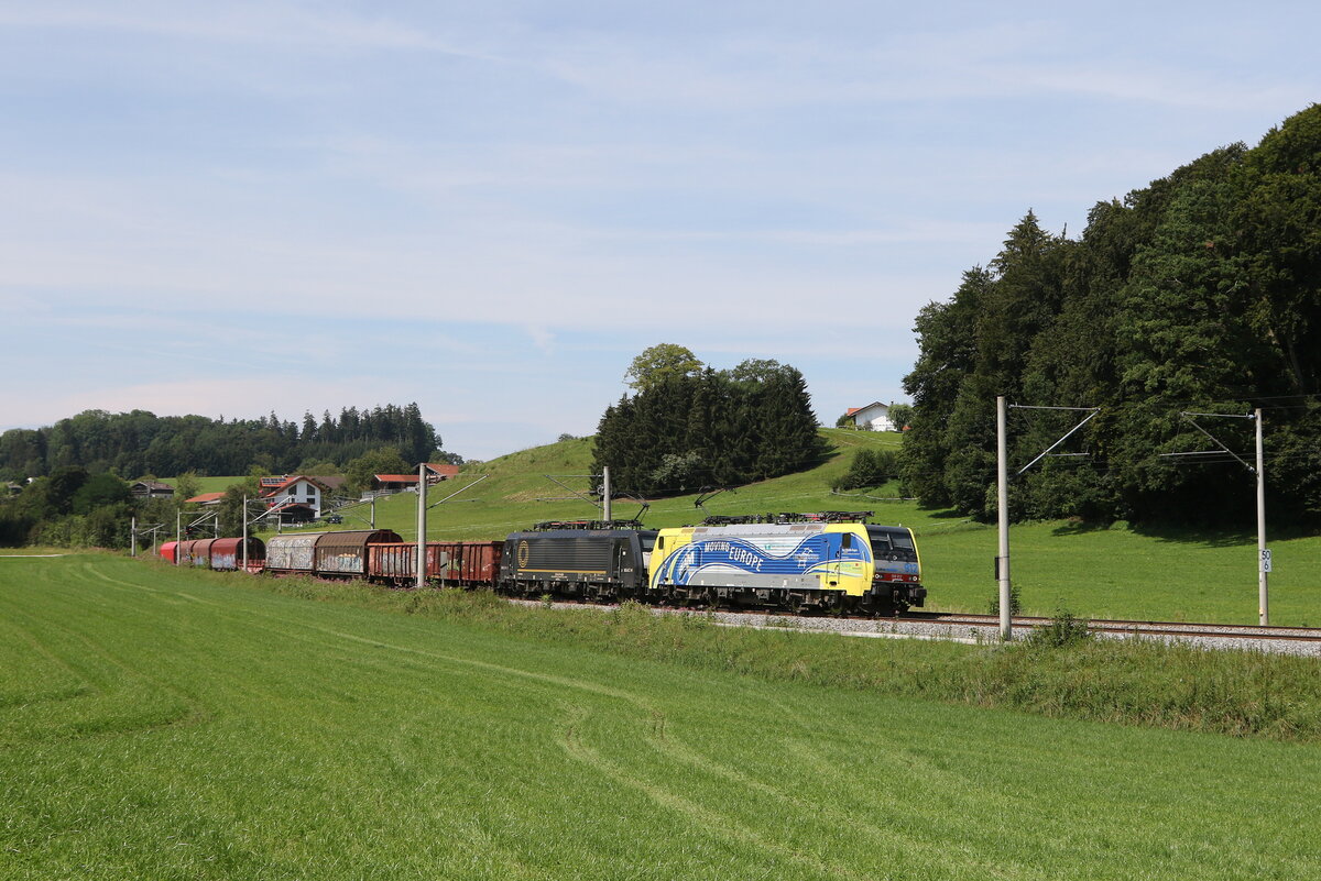 189 912 und 189 909 mit einem gemischten Güterzug aus München kommend am 7. August 2024 bei Axdorf.