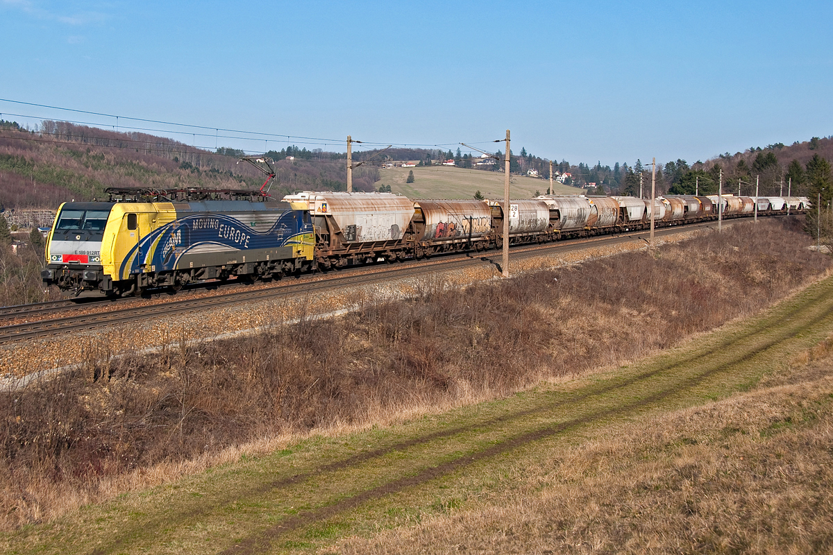 189 912-9  Cream Moving Europe  ist mit einem Getreidezug bei Eichgraben-Altlengbach Richtung Westen unterwegs. Die Aufnahme entstand am 10.03.2014.