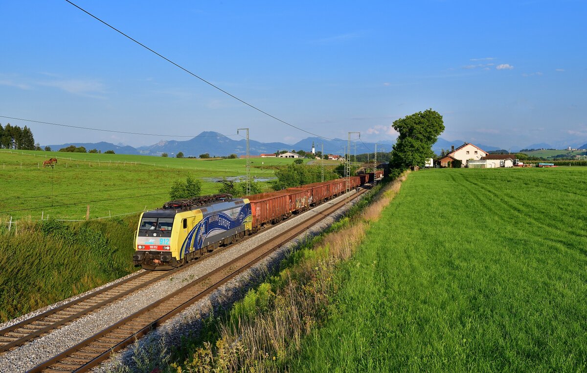 189 912 mit DGS 44870 am 11.08.2021 bei Hörafing. 