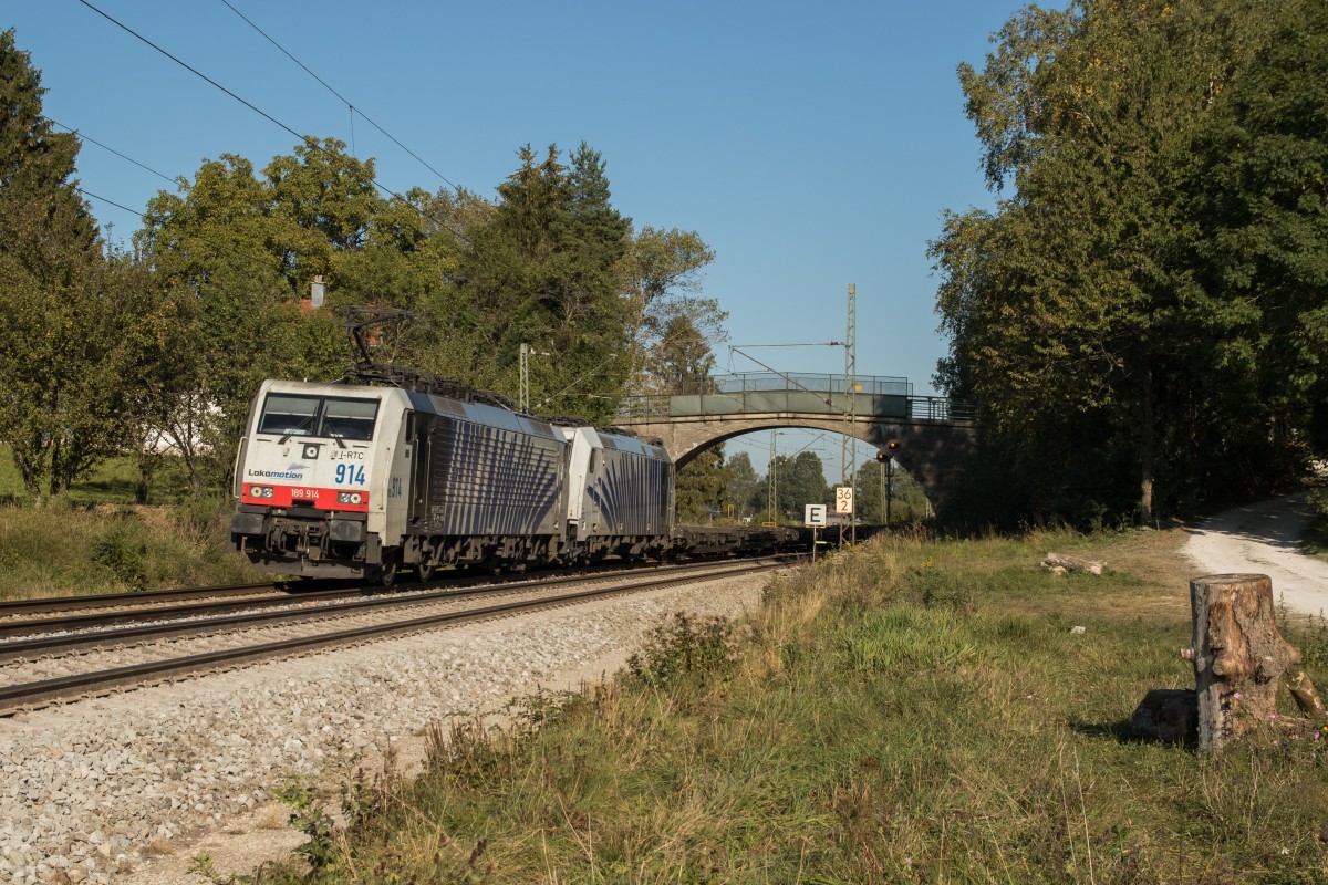189 914 und 185 663 von Lokomotion mit einem leeren Aufliegerzug am 2. Oktober 2015 bei Übersee.