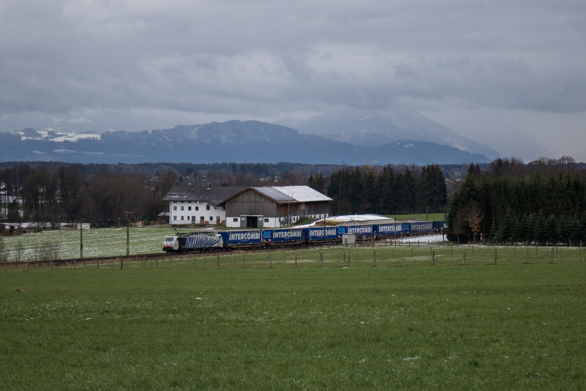 189 914 fährt mit dem 41850 am 28. November 2015 am Bahnübergang in Vogl vorbei.