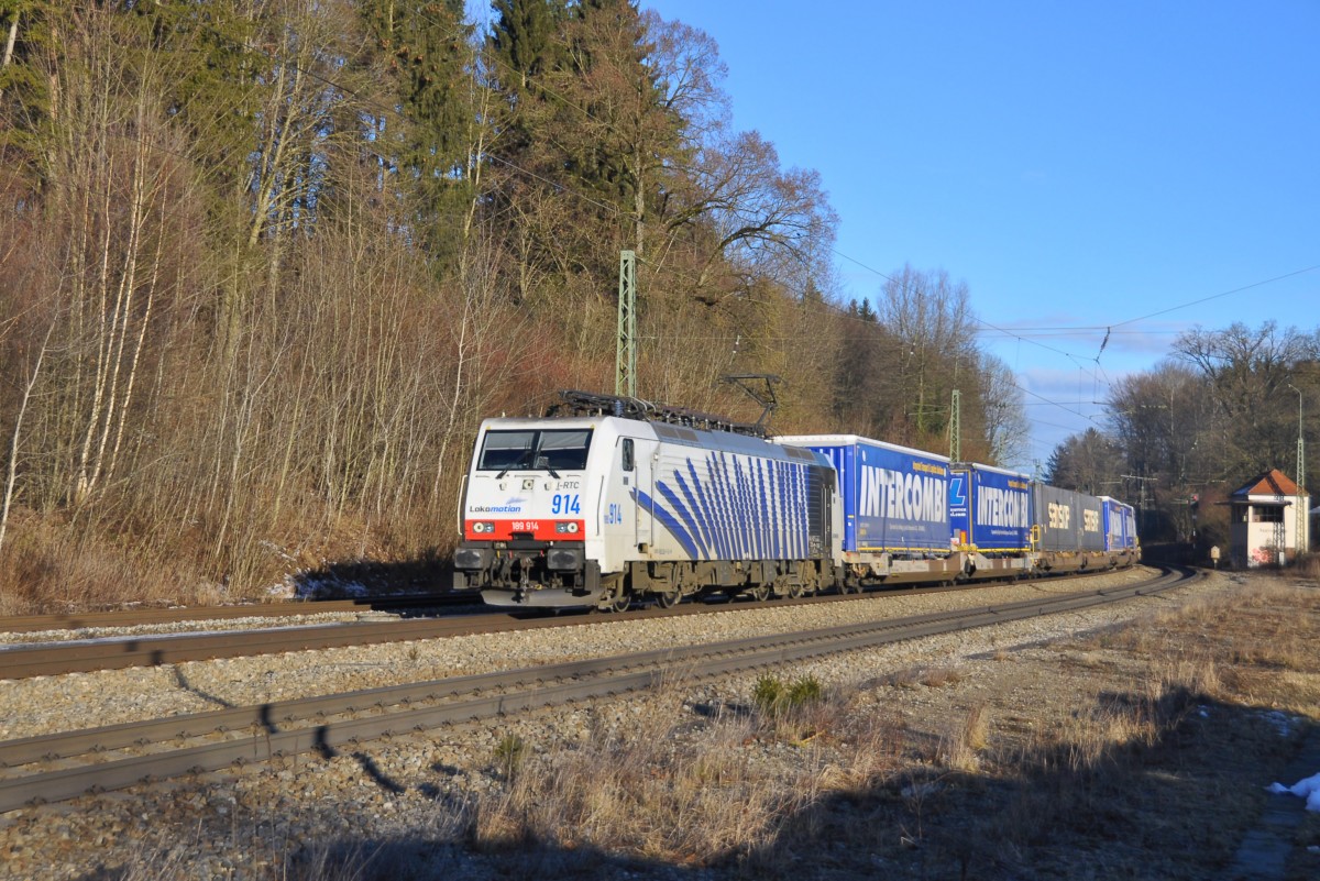 189 914 von Lokomotion ist mit einem KLV in Richtung Kufstein unterwegs.Bild Aufgenommen im Bahnhof Aßling in Oberbayern am 6.2.2014