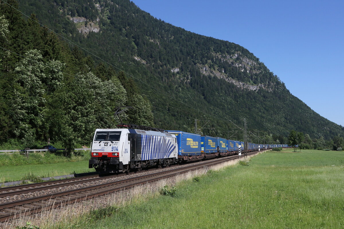 189 914 mit dem  WALTER-KLV  aus München kommend am 29. Juni 2023 bei Niederaudorf.