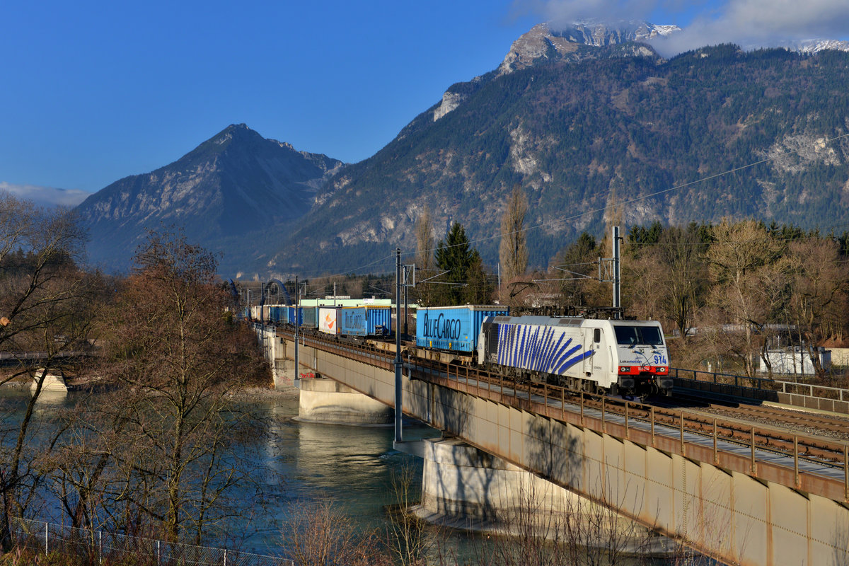 189 914 mit DGS 43812 am 03.12.2016 bei Brixlegg. 