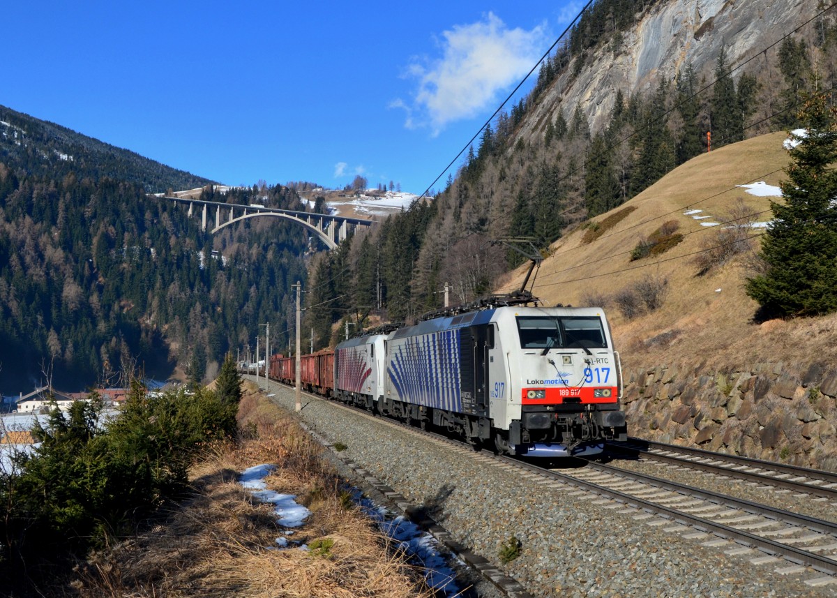 189 917 + 189 901 mit einem Güterzug am 18.02.2016 bei St. Jodok am Brenner. 